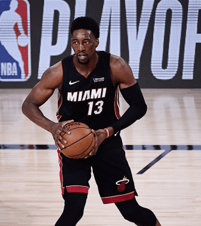 九游体育官网莱万多夫斯基连续三场比赛得分超过挺进下一轮，雄鹿挑战极限！(莱万多夫斯基职业生涯总进球)